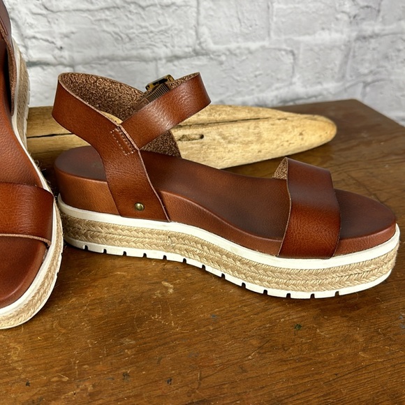 MIA Kiera vegan leather platform sandal with single strap/buckle. Size 7.5 - Picture 4 of 13